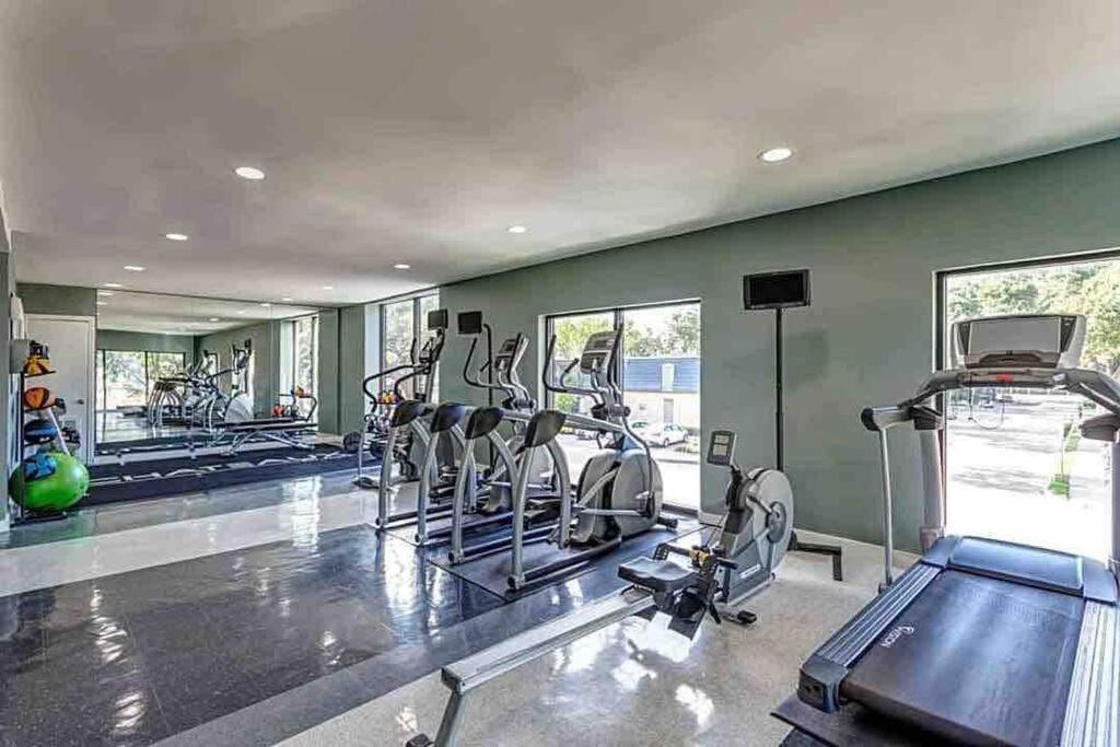 Huge One Bedroom With 2 Queen Size Beds Houston Kültér fotó